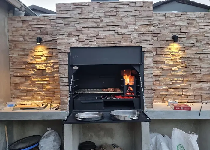 Luxury Solar Home - Pool, Pizza Oven & Garden