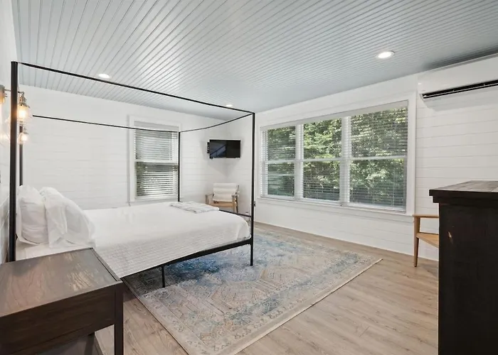 5 Bedroom, 4.5 Bathroom, In-Ground Pool, Awning, Gym Near Parsons Beach!