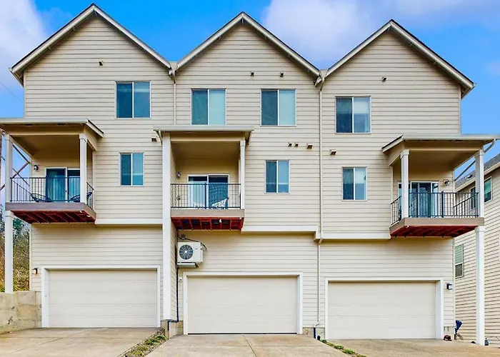 Beautiful Spacious Townhome Close To Downtown & Uo With Wifi Ac Fireplace