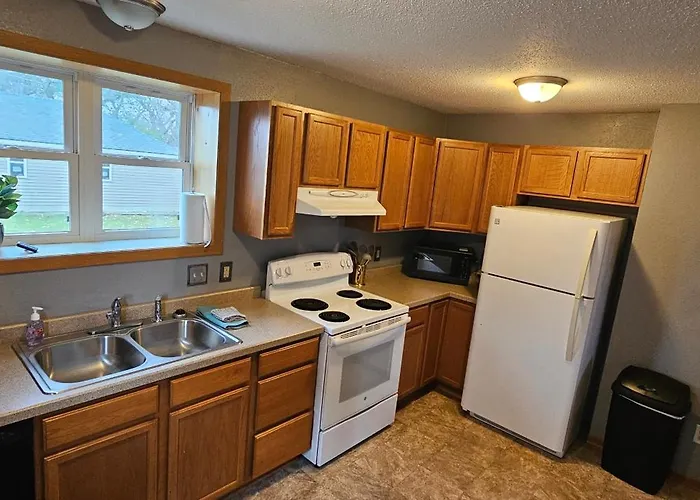 2 Bedroom Home With Garage Close To Hospital