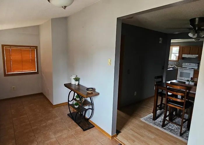 2 Bedroom Home With Garage Close To Hospital
