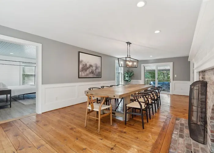 5 Bedroom, 4.5 Bathroom, In-Ground Pool, Awning, Gym Near Parsons Beach!
