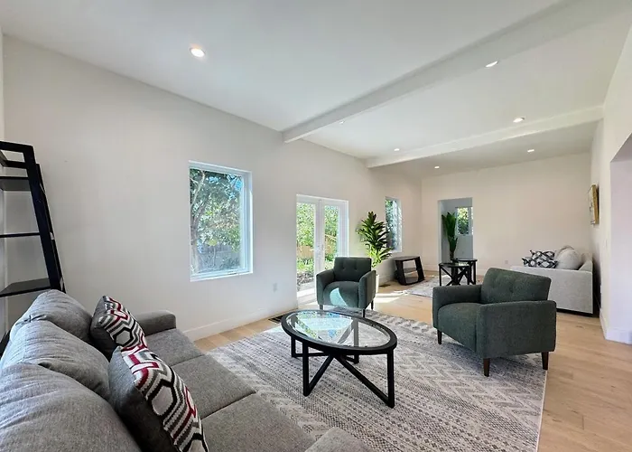Modern Home In Hip Highland Park - Walk To Shops