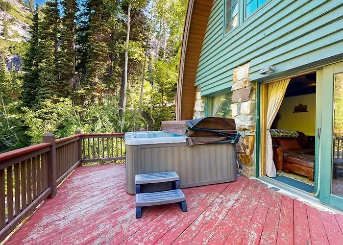 Iconic Creekside Mountain Home With Hot Tub Fireplaces Balcony & Amazing Views