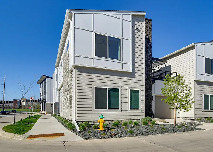 Rooftop Oasis: Downtown Des Moines Townhome