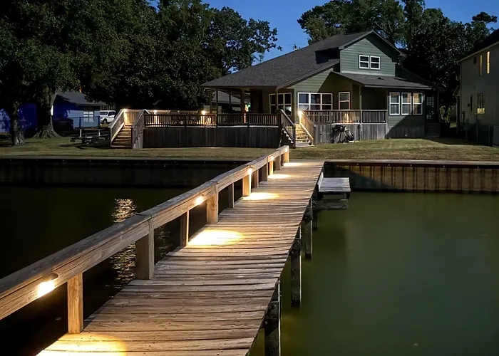 Boat, Fish, Unwind! Lakefront Livingston Getaway