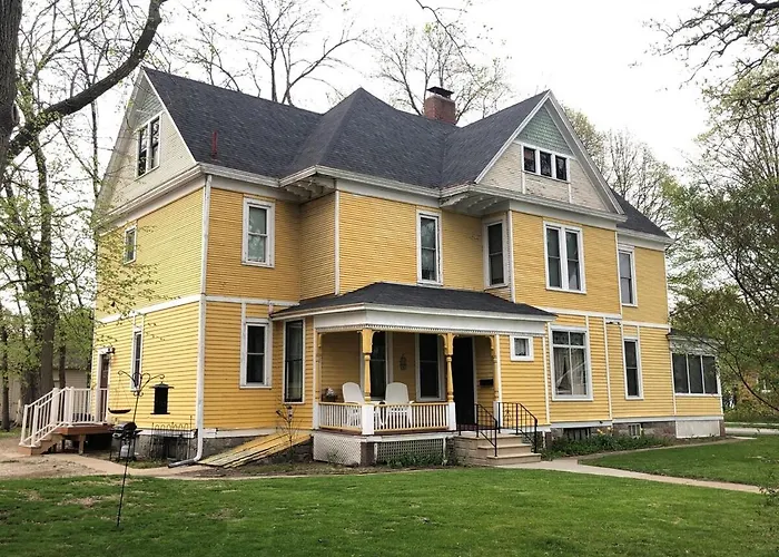 The Clausen House-Historic Home Close To The Lake