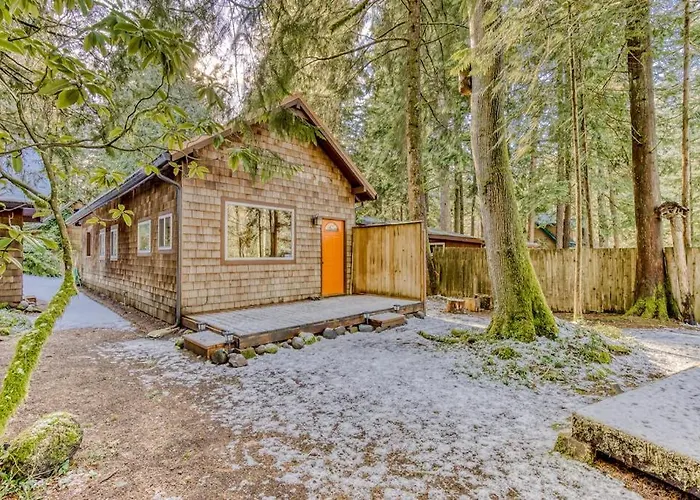 Quiet Riverfront Cabin With Private Hot Tub & Scenic Location