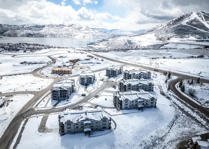 3-Bed With Free Shuttle, Free Ski Waxes + Hot Tub + Grill