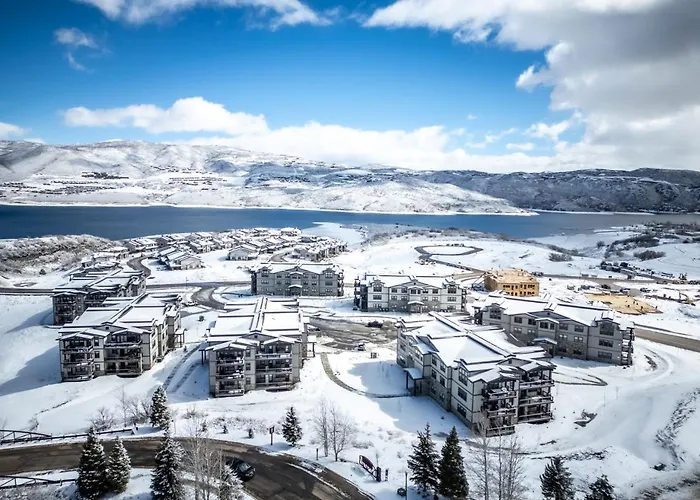 3-Bed With Free Shuttle, Free Ski Waxes + Hot Tub + Grill