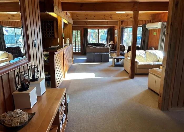 Cedar Chalets And Barkers Lodge