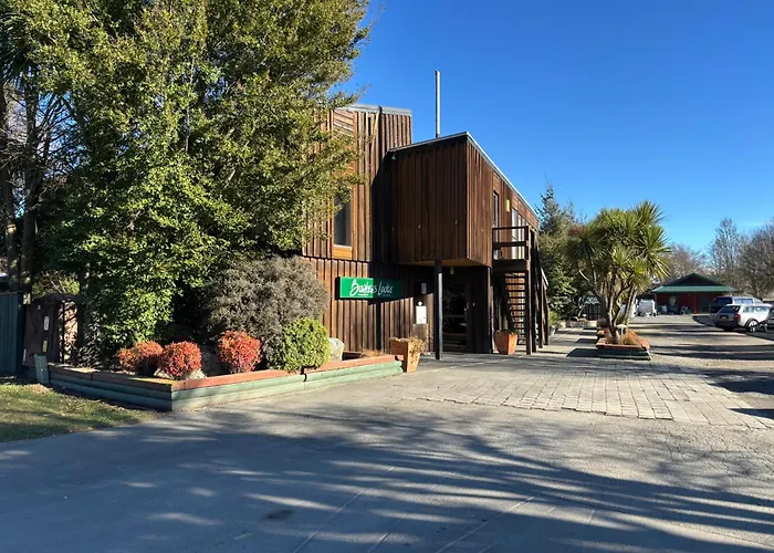 Cedar Chalets And Barkers Lodge