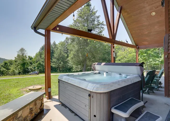 3-Acre Benezette Cabin: Hot Tub, Grill & Mtn View