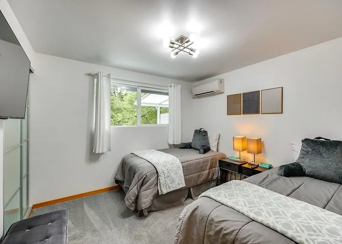 Redmond Retreat W/ Fenced Yard & Ev Charger
