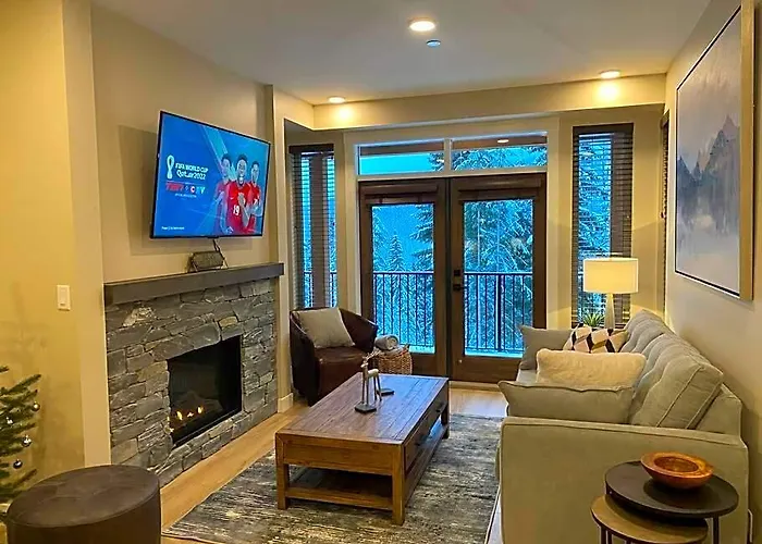 Cozy Modern Ski-In & Ski-Out, Hot Tub, Townhouse