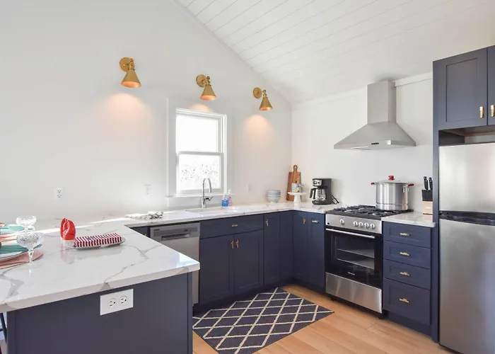 Newly Renovated Cottage On Town Cove