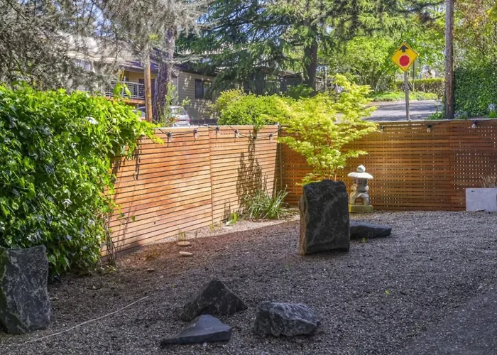 Zen Garden Retreat 2Queen 2Full Sized Beds Near Uo Fast Wi-Fi Sunset Views