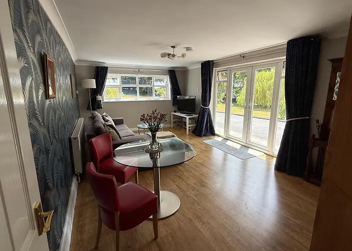 The Nook Located In A Beautiful Garden Setting With Parking