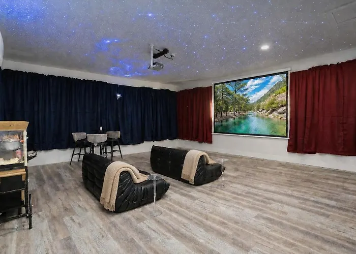 Heated Pool Movie Theater Hot Tub Games Sleeps 28