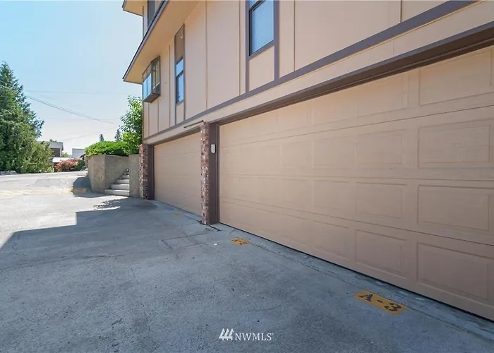 Large Upgraded, Family Friendly Condo With Garage