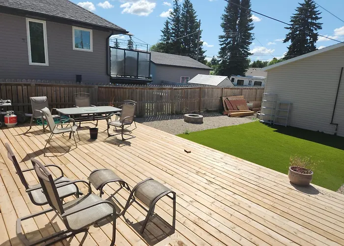 Bright & Fully Renovated Retreat - Holiday Home