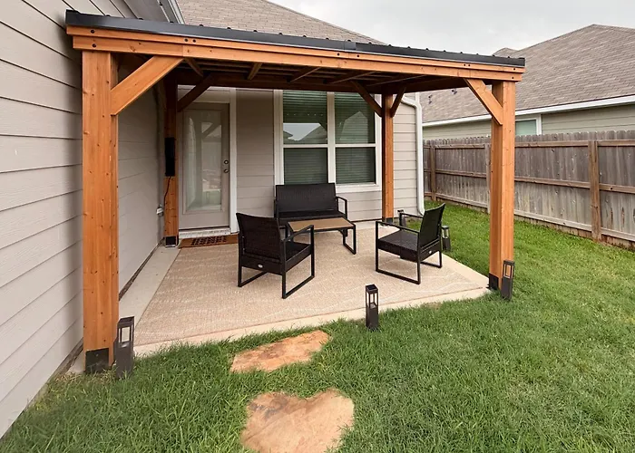 Texas A&M Game Day Hub: Family Retreat W/ Yard