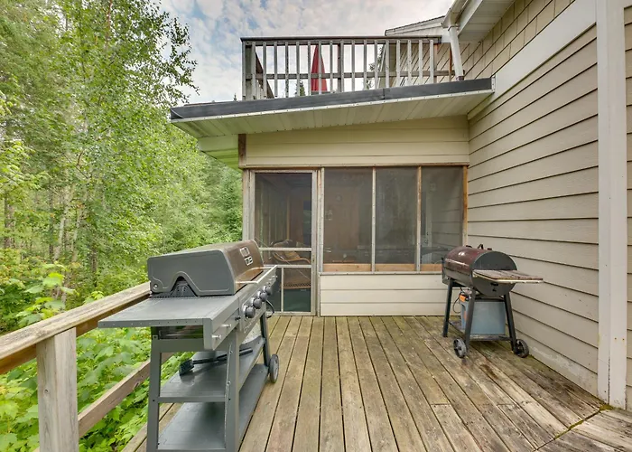 4-Season Recreation: Secluded Pike River Cabin