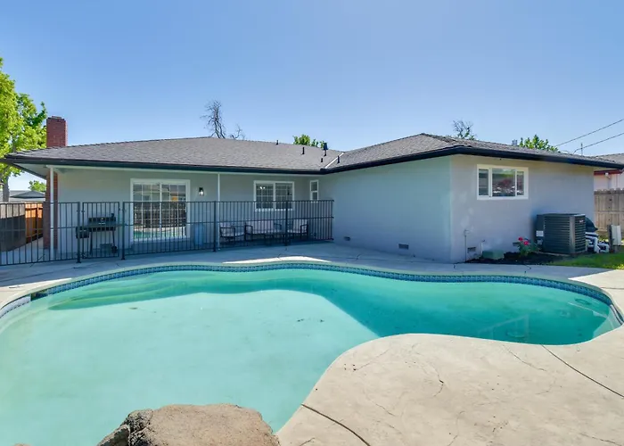 Near Fresno State & Malls! Family-Friendly Home