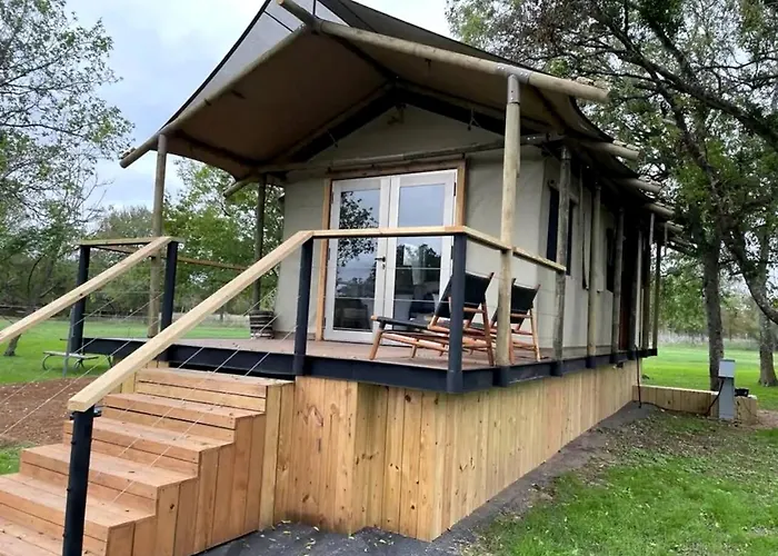 Romantic Lakefront Cabin With Fire Pit Near Lake Bastrop, Texas - Luxury Glamping Escape For Couples