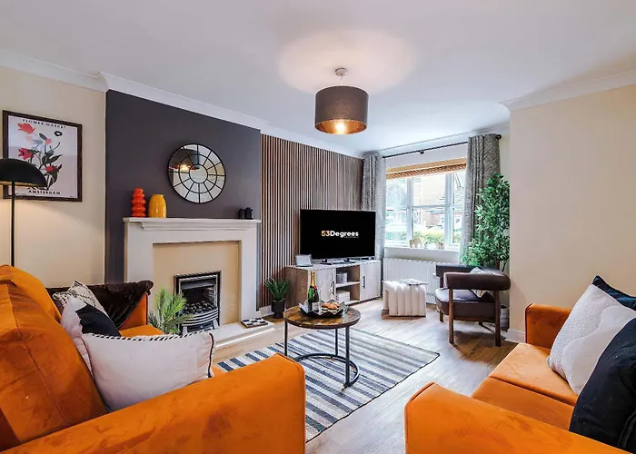 Spacious & Modern 4 Bed In Northwich With Free Parking By 53 Degrees Property