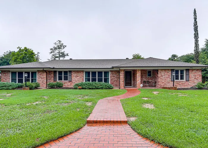 3 Mi To Dtwn Alexandria: Family Home W/ Hot Tub!