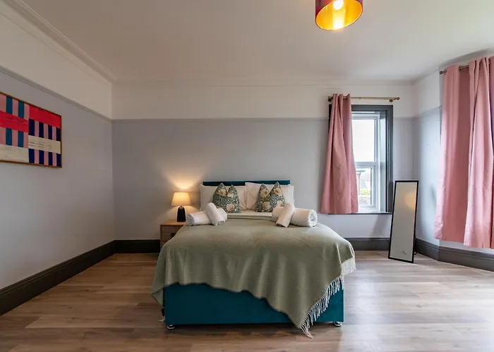 Huge Luxury 6-Bedroom House With Off-Road Parking, Pet-Friendly - Autumn Special Offer! By Blue Puffin Stays