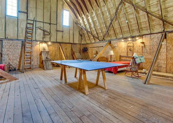 Historic Barn/Lodge & 3 More - 2 Mi From Town