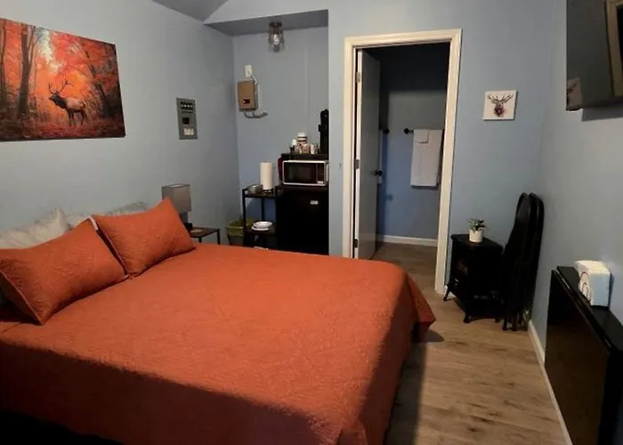 Accessible Cabin Escape With Cozy Woodland Charm In Mena, Arkansas