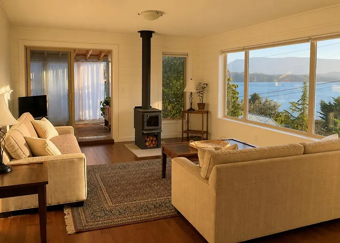 Coastal Nest Ocean & Mountain View Suite