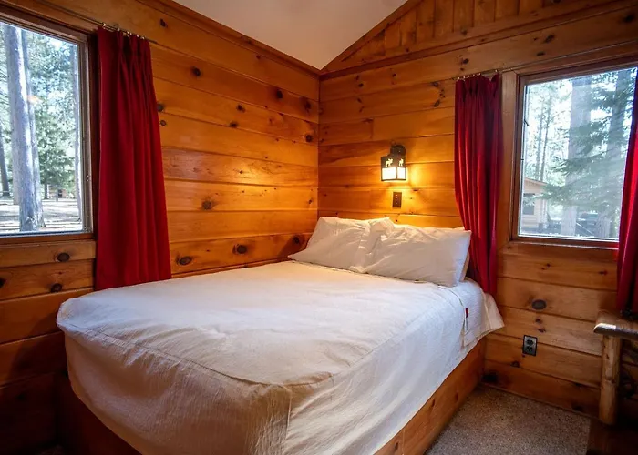 Cozy Lakefront Honeymoon Cabin With Fireplace & Marina Access Near Babbitt, Minnesota