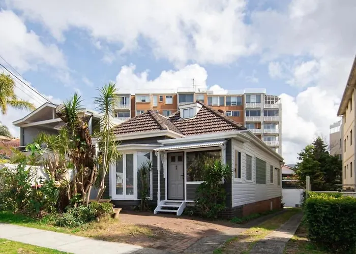 Wollongong 3-Bedroom Beach Cottage - Loft Area, Ac, Free Local Shuttle