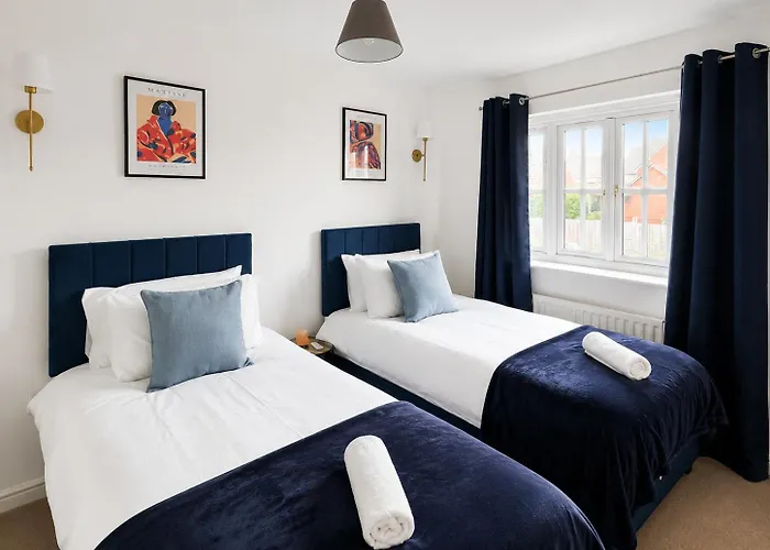 Berry House, 3Br Home With Parking, Sleeps 6