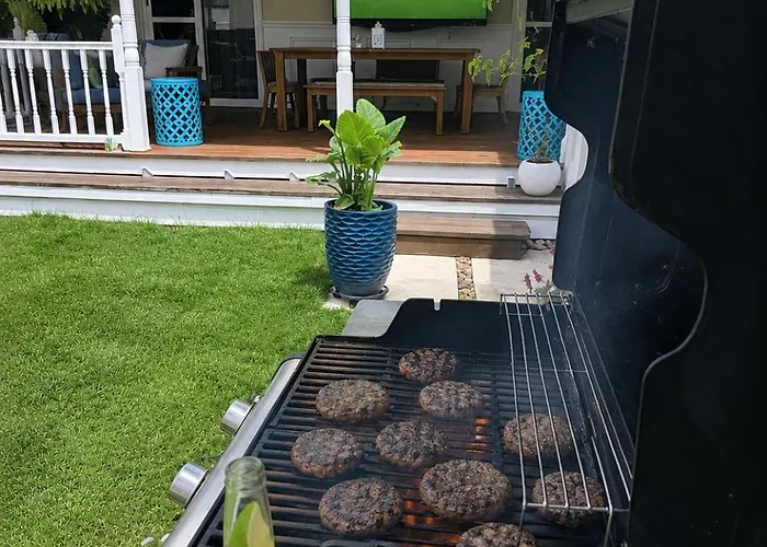 Walk To Sofi I Free Parking I Backyard Bbq Oasis