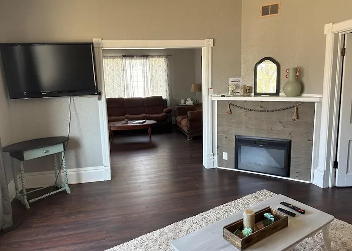 Historic 1902 Home Near Makoshika State Park 4Br
