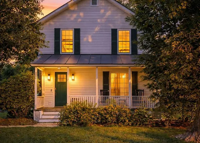 The Winterberry Farmhouse - In-Town Modern Retreat