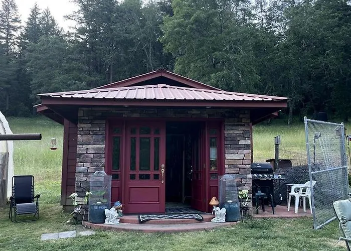 Charming Garden Cottage With 155-Acre Forest Retreat Near Wolf Creek, Oregon