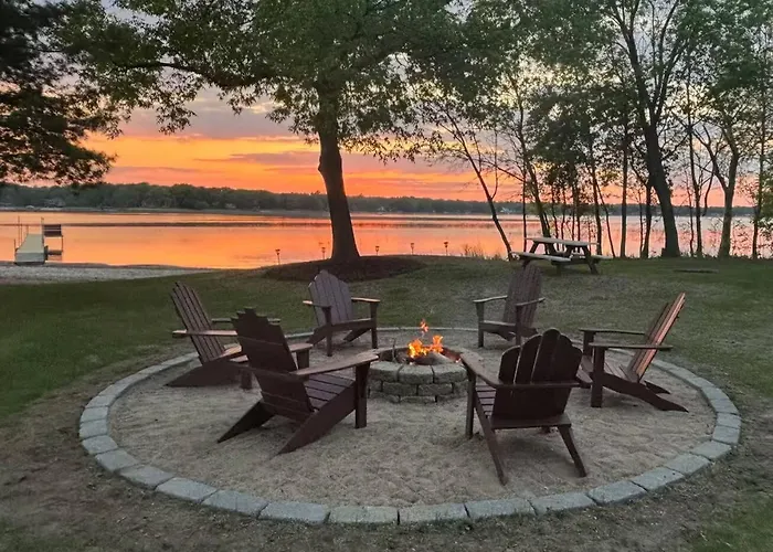 Lakefront Hot Tub Retreat W/ Mega Arcade