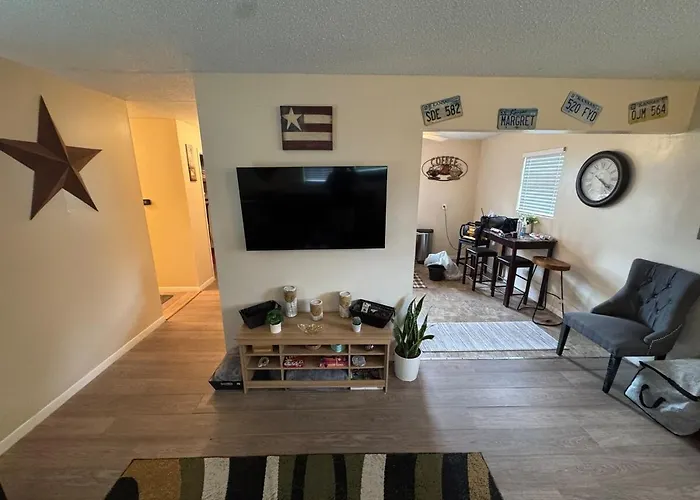 Freshly Remodeled 2 Bedroom Retreat