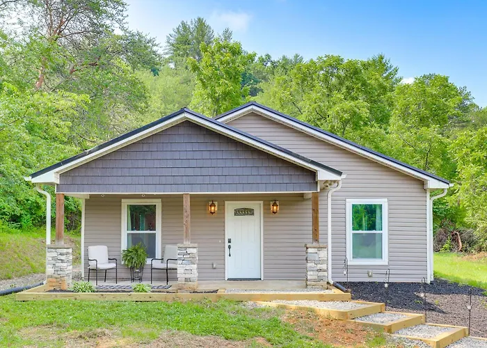 2 Acres & Creek Access! Private Leicester Escape