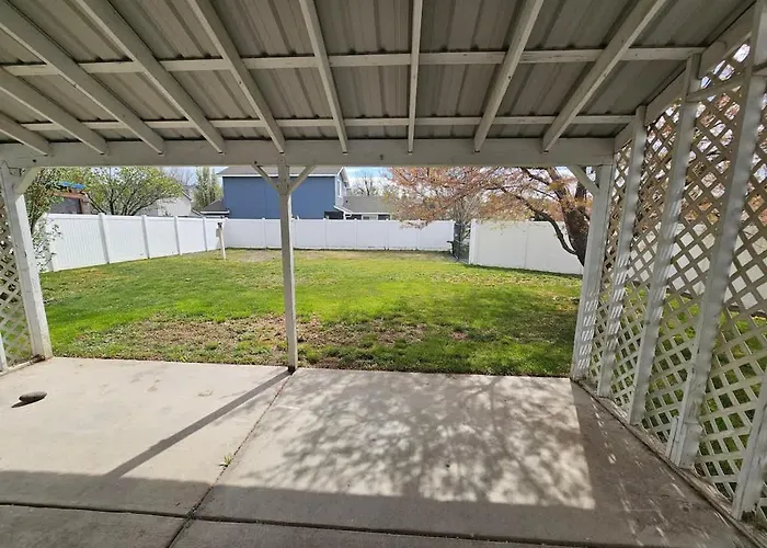 Spacious Family Home W Garage Gladys Retreat