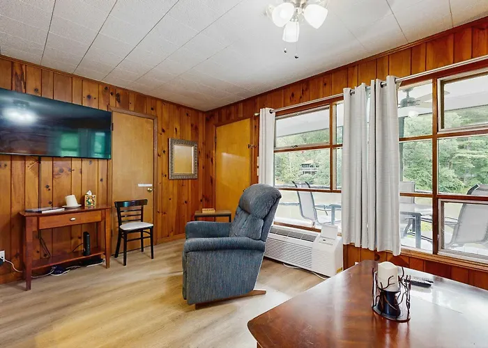 Lakeside Condo Dog-Friendly With Ac Large Porch Shared Amenities Beach Access Pool Tennis