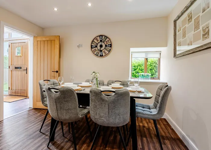 Spacious 3Br House In Blackburn, Garden, Free Wifi & 4-Car Parking