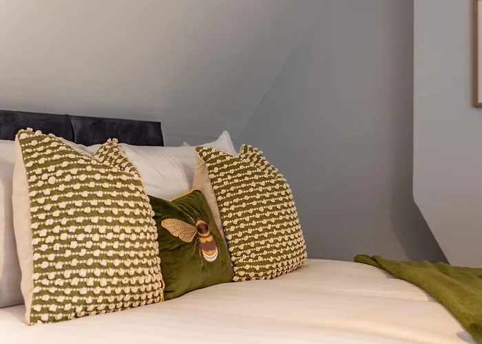 Huge Luxury 6-Bedroom House With Off-Road Parking, Pet-Friendly - Autumn Special Offer! By Blue Puffin Stays