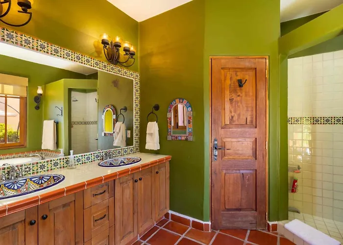 Beautiful Home In Founder S Few Steps From The Coffee Shop